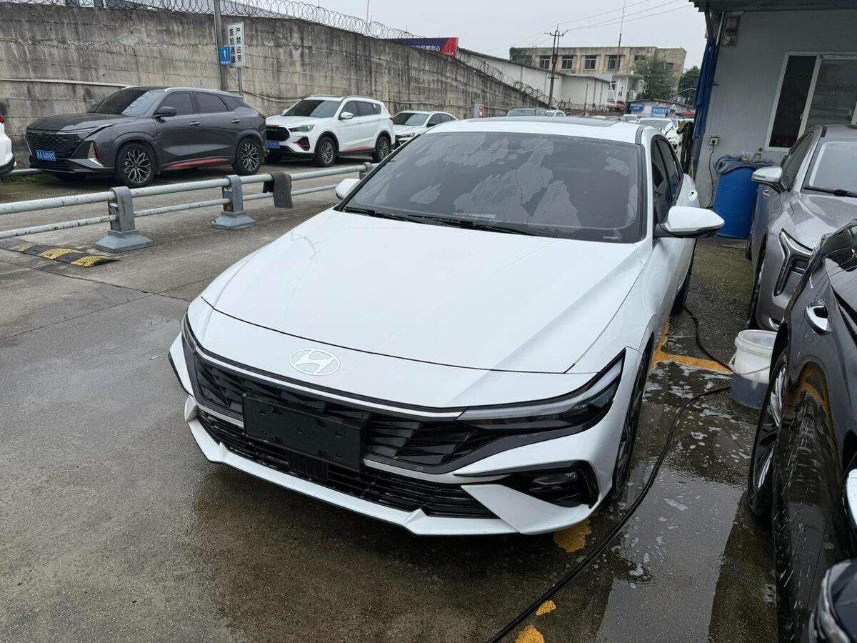 Hyundai Elantra 2022 — фото 1 из 8