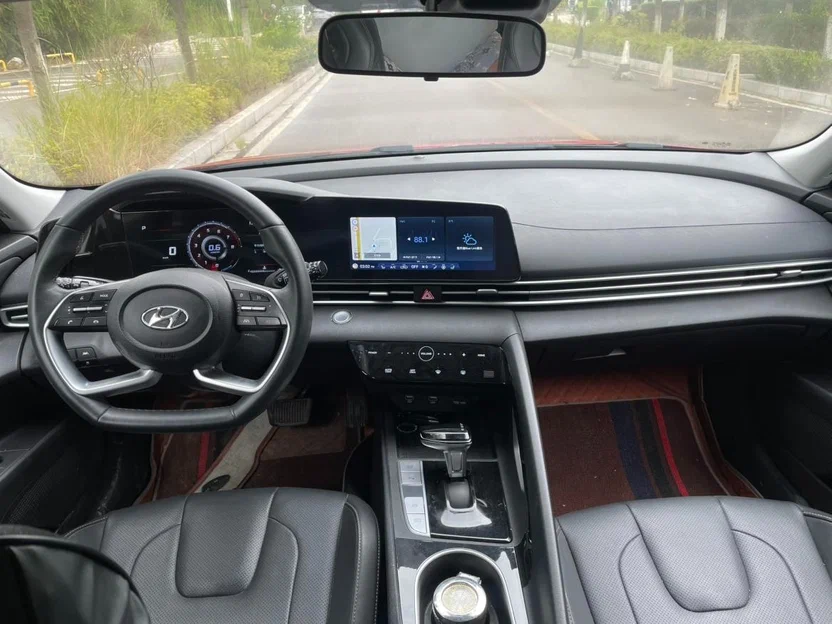 Hyundai Elantra 2022 — фото 8 из 10