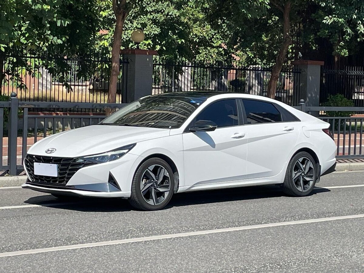 Hyundai Elantra 2022 — фото 1 из 10