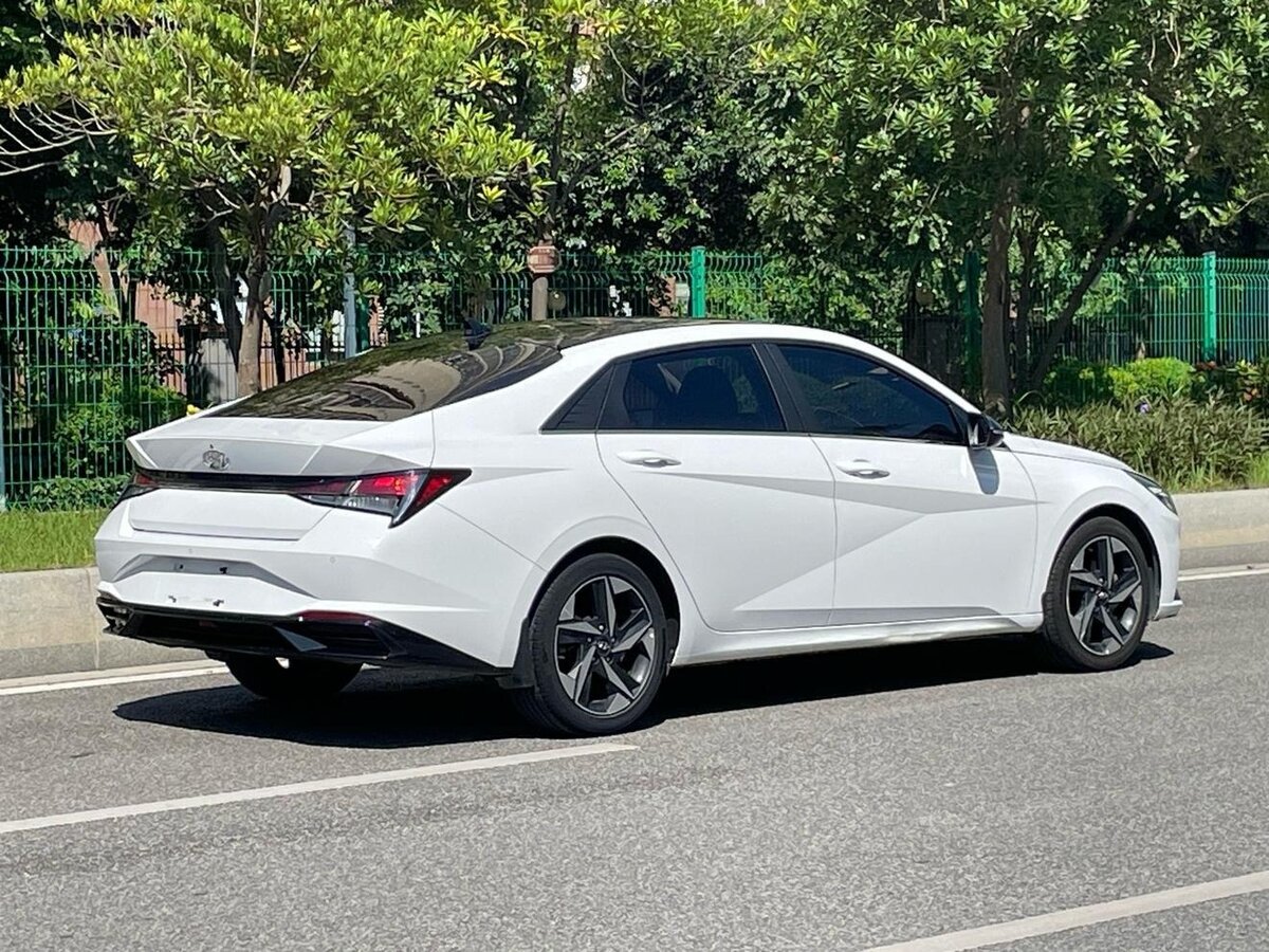 Hyundai Elantra 2022 — фото 7 из 10